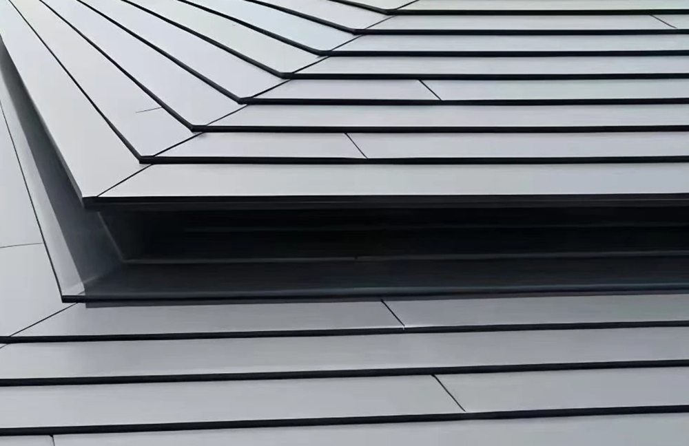  Kovové strešné panely so stojatou drážkou: Sprievodca cenami, materiálmi a inštaláciou